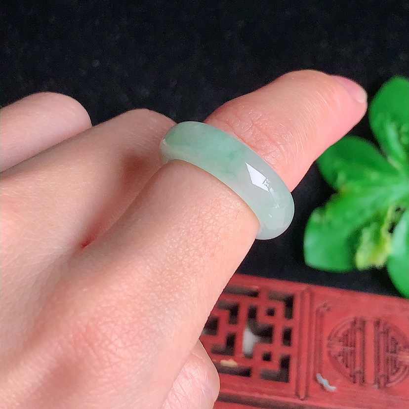 天然A货翡翠晴绿素面戒指 
尺寸16.3-6.2-3.8mm 重量4.20g 0329