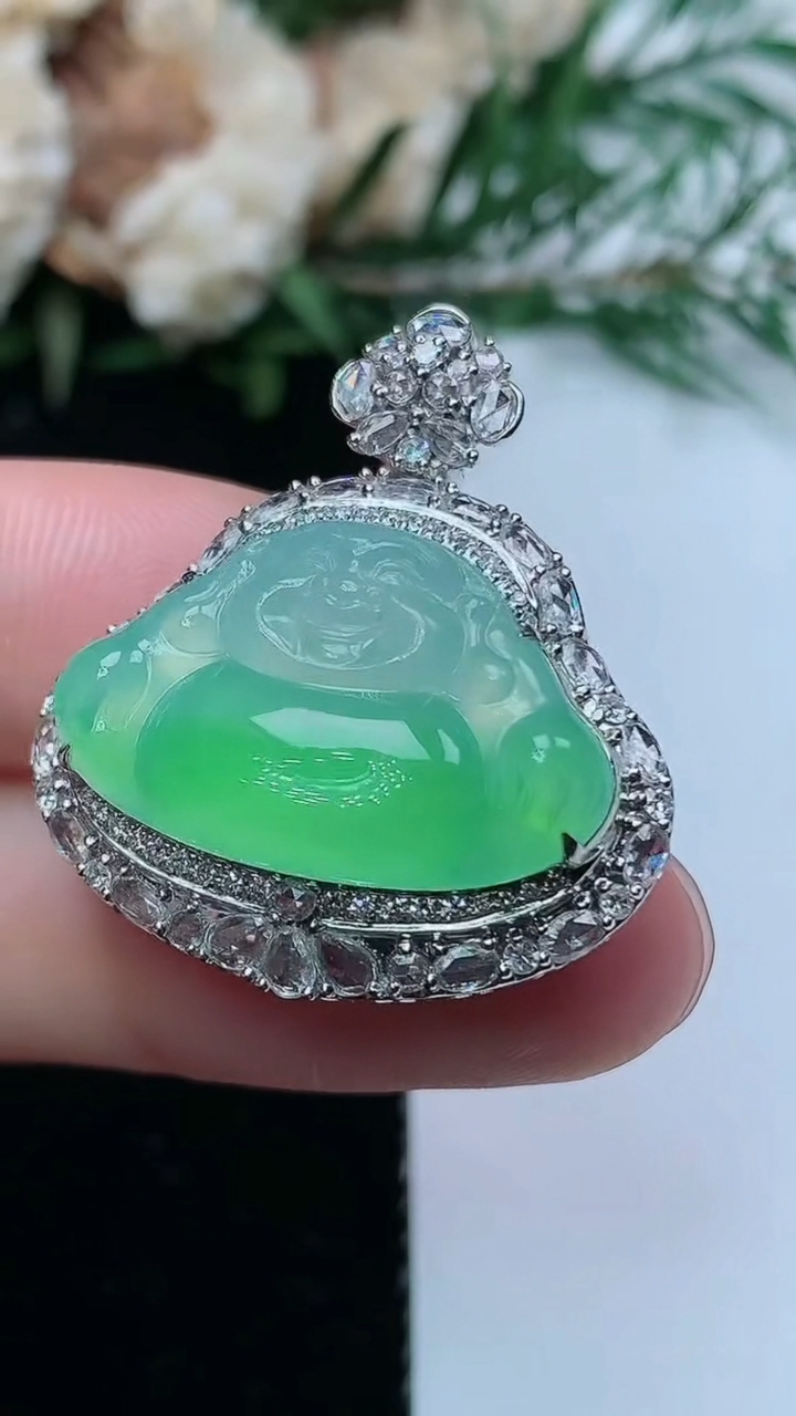 天然A货翡翠佛公吊坠，尺寸29-26-11.9，裸石13.9-22.5，重量:7.43g
3月31日