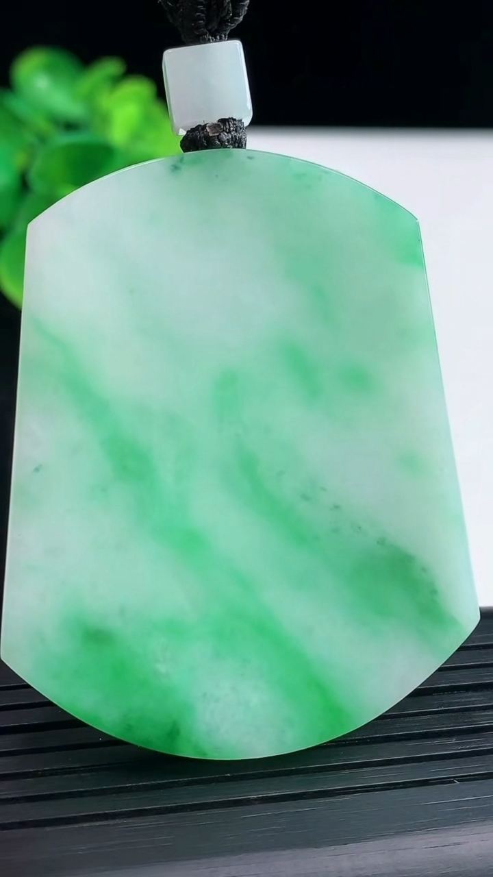 天然A货翡翠无事牌吊坠尺寸54.7-43.7-5.2重量:39.48g
3月31日