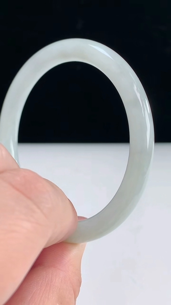 圈口51-52翡翠a货白月圆条手镯尺寸52-7.1-6.5重:22.78g 2363月31日