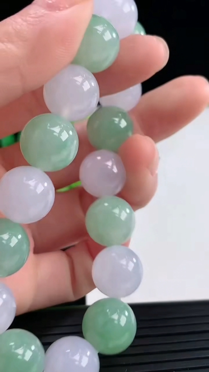 天然A货翡翠圆珠手串尺寸12.3-16颗重量:52.37g3月31日
工厂直销收藏佳品,种好水足，色泽均匀，有种有色，上手高大气！