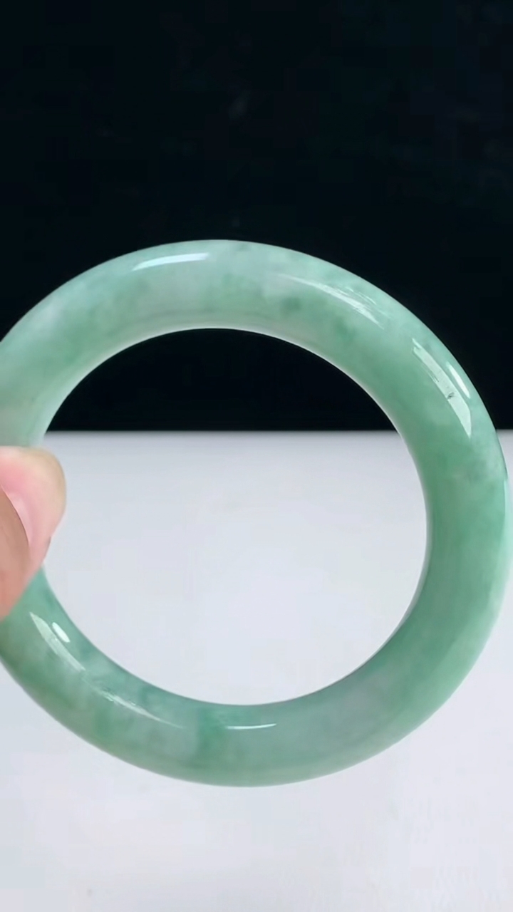 圈口56-57翡翠a货圆条手镯尺寸57-12重:77.16g 873月31日