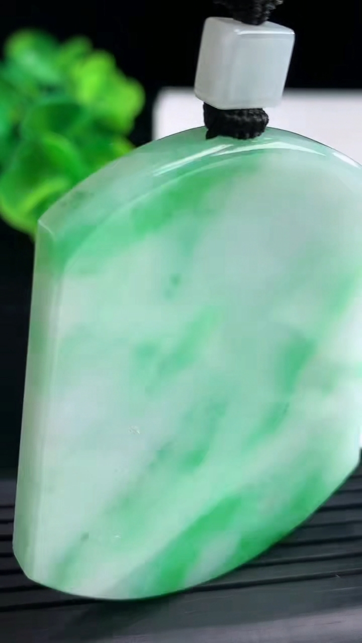 天然A货翡翠无事牌吊坠尺寸54.7-43.7-5.2重量:39.48g
3月31日