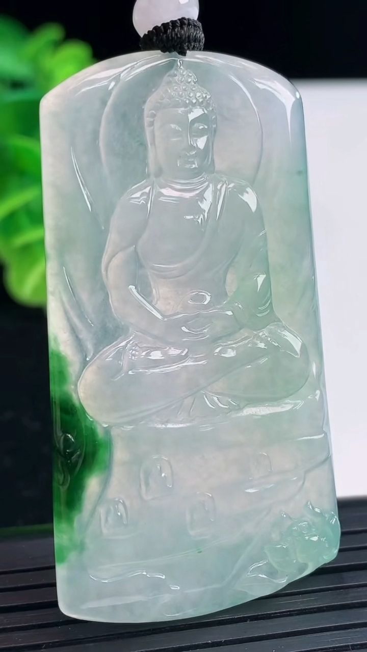 天然A货翡翠大日如来吊坠尺寸58.8-33.2-4重量:24.04g
3月31日