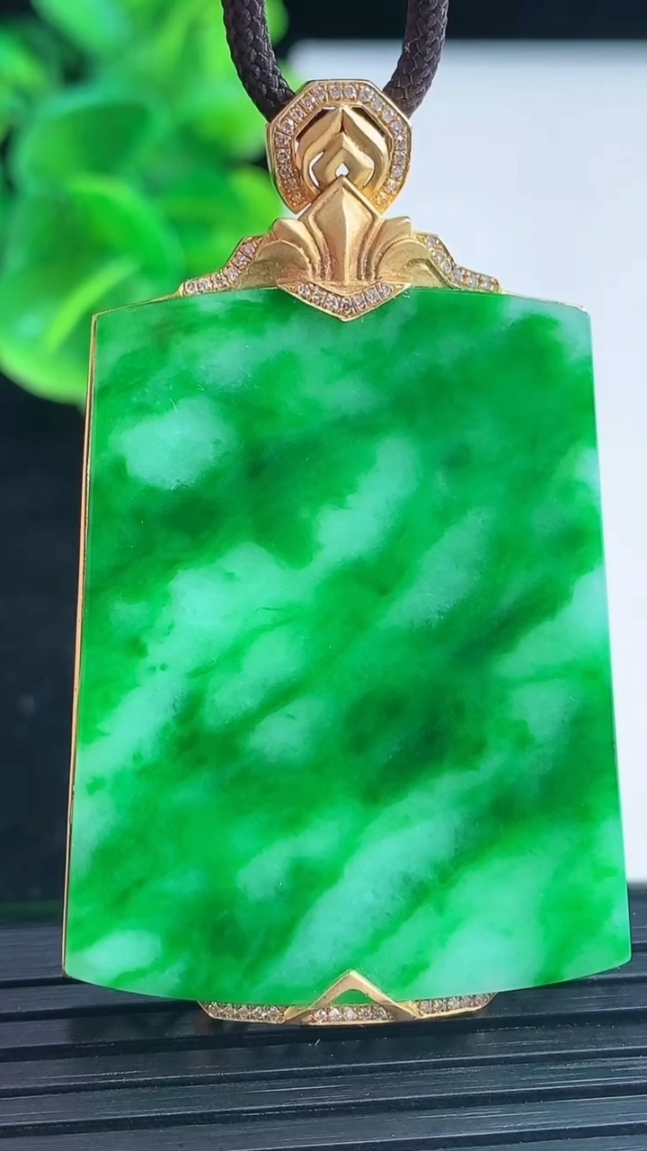 天然A货翡翠无事牌吊坠尺寸53-32.2-6.6重量:14.22g
3月31日