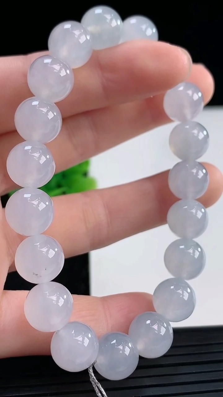 天然A货翡翠圆珠手串尺寸9.8-19颗重量:32.72g3月31日
工厂直销收藏佳品,种好水足，色泽均匀，有种有色，上手高大气！