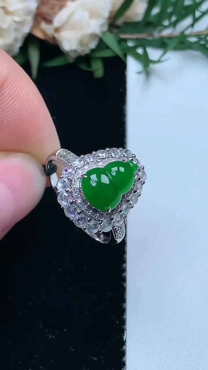 天然A货翡翠葫芦戒指，尺寸17.6-9.2-7，重量:3.30g2026年3月31日
工厂直销收藏佳