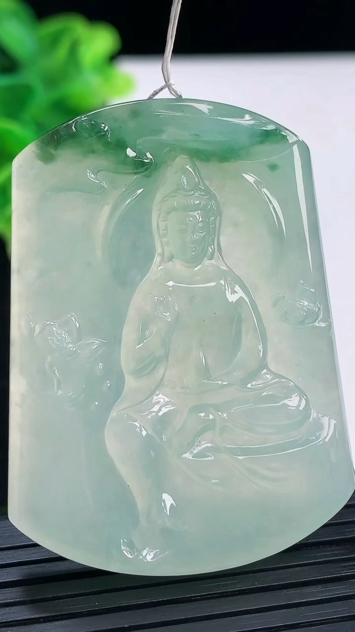 天然A货翡翠种飘花观音菩萨吊坠尺寸52-39.1-6.5重量:31.05g
3月31日