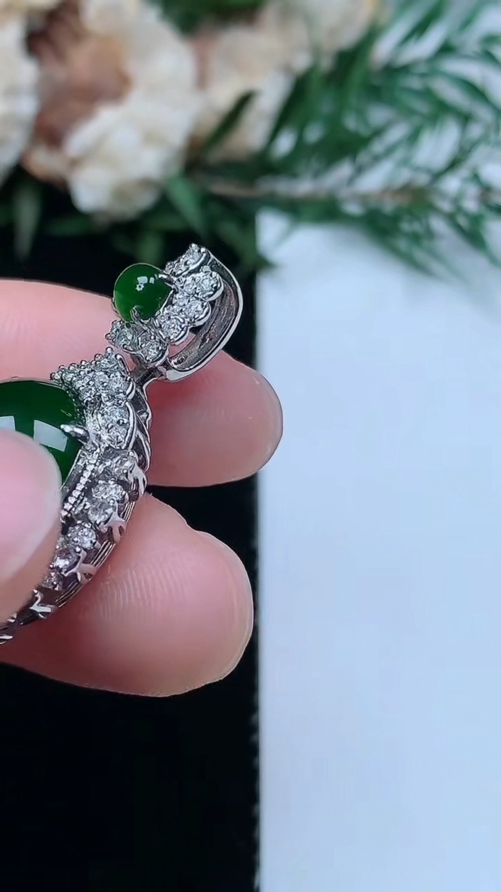 天然A货翡翠蛋面吊坠，尺寸30-17.6-12.5，裸石15.2-16，重量:6.25g
3月31日