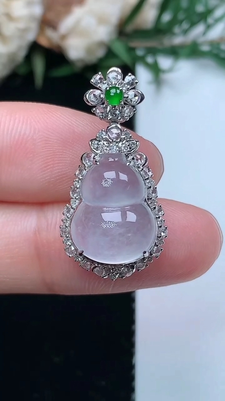 天然A货翡翠白冰葫芦吊坠，尺寸26.9-13.8-10.8，裸石13.6-10.5，重量:3.21g