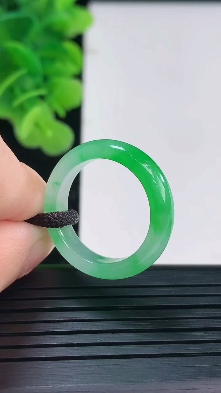 天然A货翡翠指环戒指尺寸18.6-5.5-3.1重量:3.54g2026年3月31日
工厂直销收藏佳