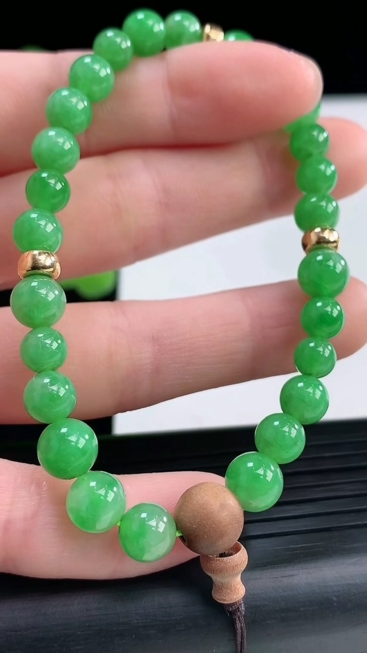 天然A货翡翠圆珠手串尺寸6.2-26颗重量:12.48g3月31日
工厂直销收藏佳品,种好水足，色泽