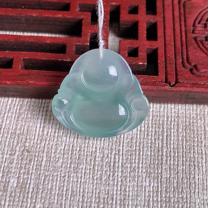 天然A货翡翠晴水佛公吊坠 
尺寸19-20.5-5.8mm 重量3.58g 0329