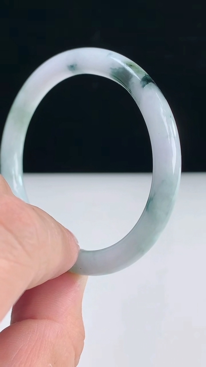 圈口53-54翡翠a货飘圆条手镯尺寸53.2-46.8-6.4-6.3重:19.28g 2363月31日