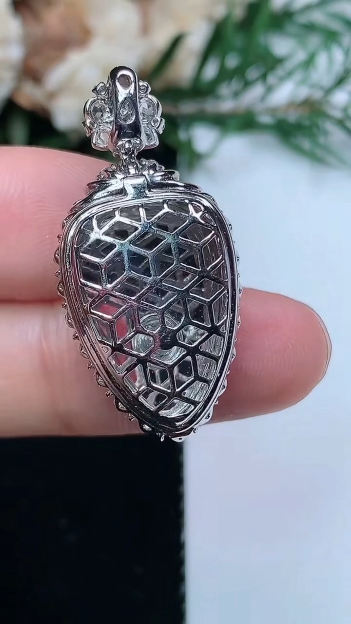 天然A货翡翠金枝玉叶 叶子吊坠，尺寸31.5-15.3-8.7，裸石18.8-12，重量:4.13g
3月31日