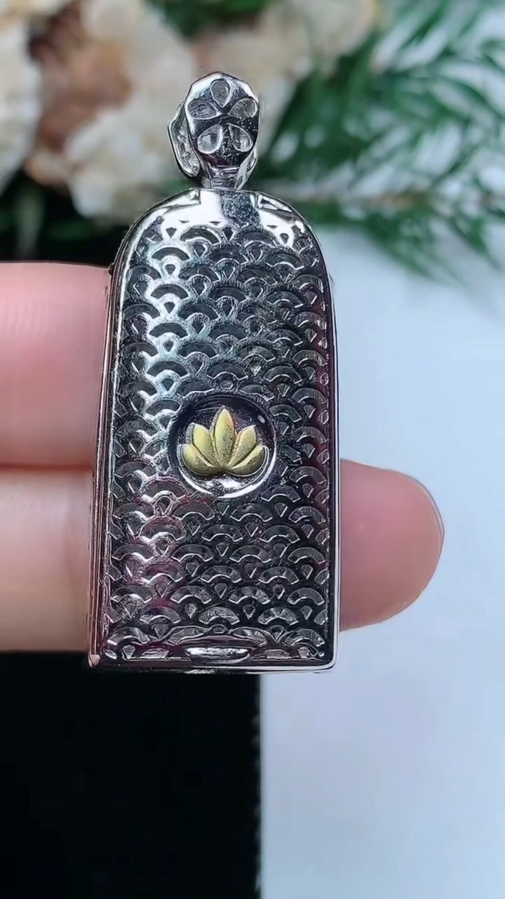 天然A货翡翠佛头吊坠，尺寸29.4-15.4-8.7，重量:8.77g
3月31日