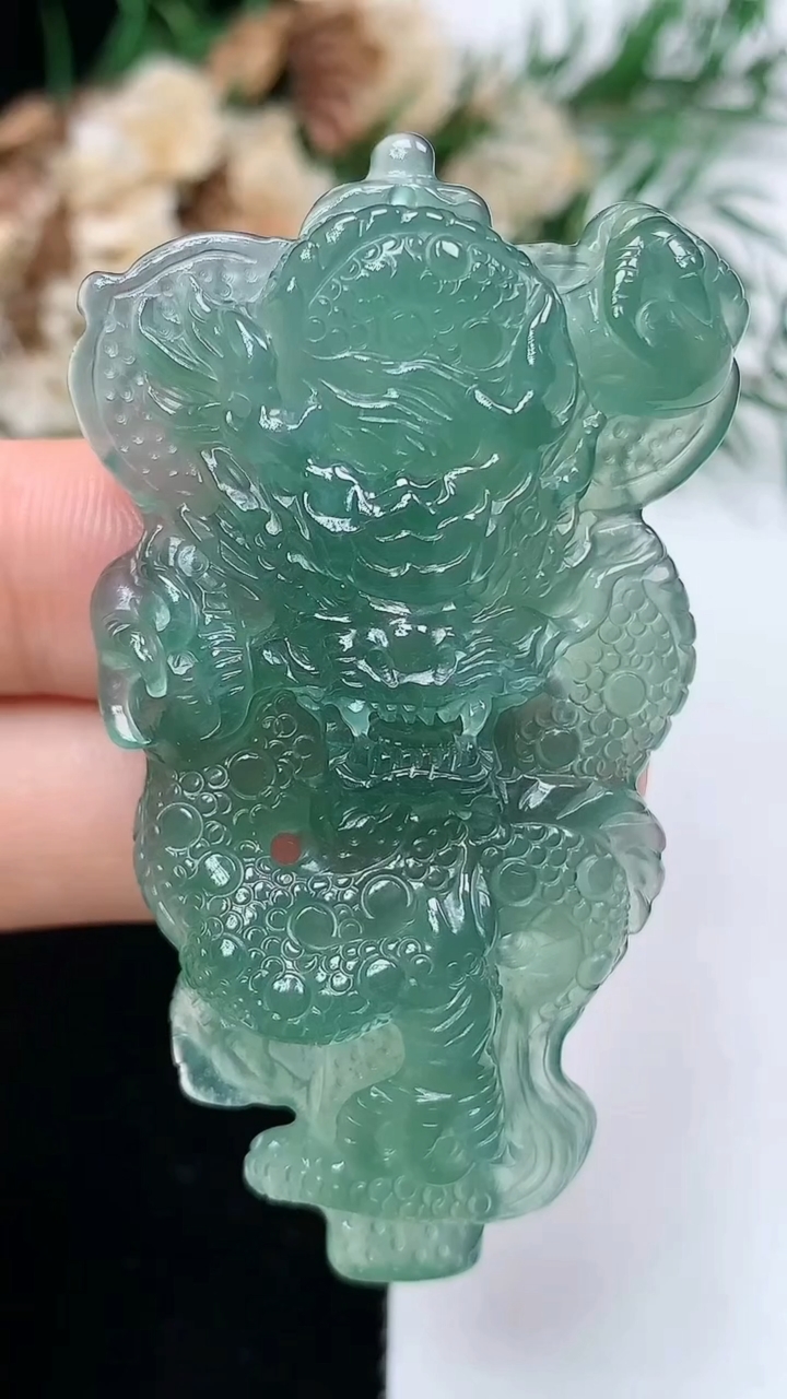 天然A货翡翠蓝水龙牌吊坠，尺寸57.5-33.3-8.3，重量:19.29g
3月31日