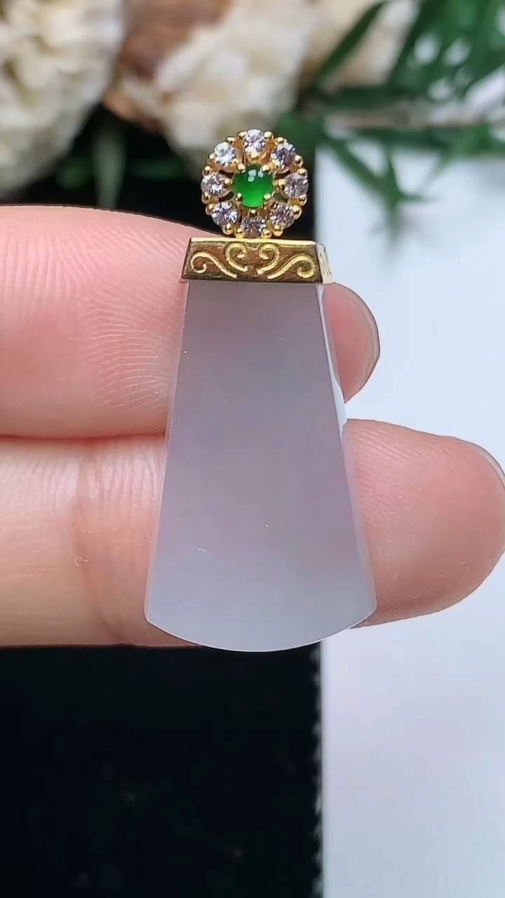 天然A货翡翠白冰无事牌吊坠，尺寸20.6-13-4.5，重量:4.16g
3月31日