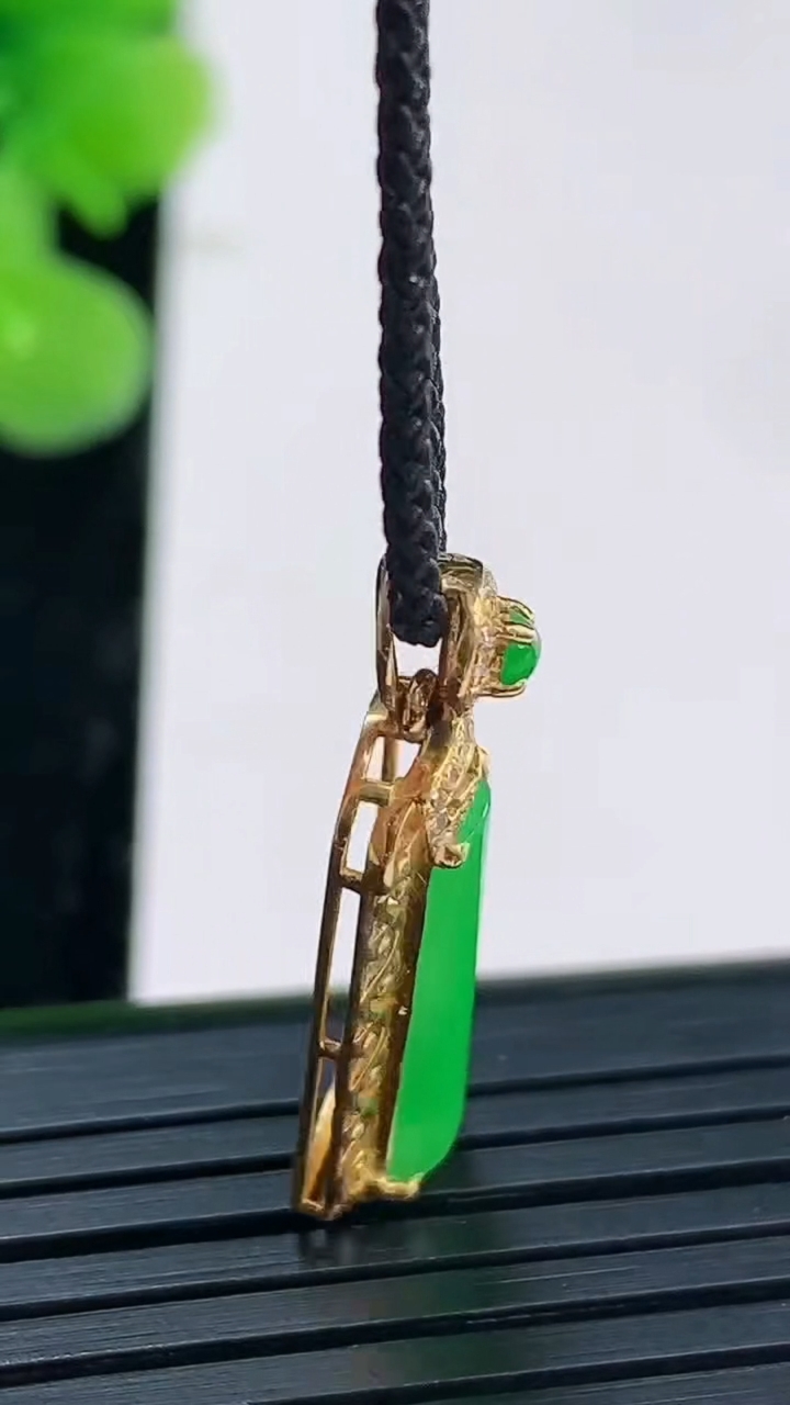 天然A货翡翠无事牌吊坠尺寸26.5-8.8-4.4重量:1.67g
3月31日