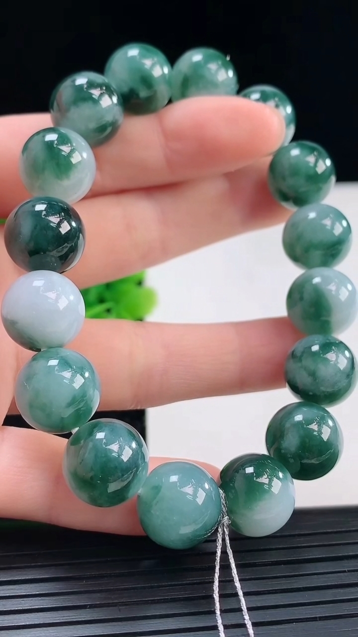 天然A货翡翠飘花圆珠手串尺寸12.3-16颗重量:55.27g3月31日
工厂直销收藏佳品,种好水足