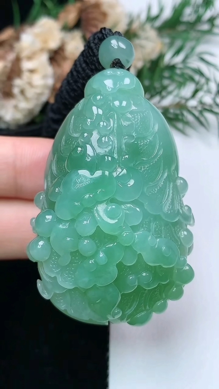 天然A货翡翠白菜吊坠，尺寸52.3-34.4-19.5，重量:57.41g
3月31日