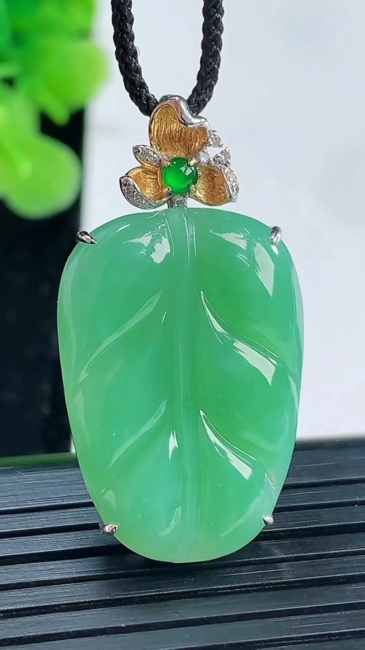 天然A货翡翠金枝玉叶 叶子吊坠尺寸35.4-18.7-6.9重量:7.03g
3月31日