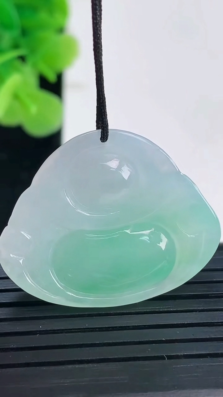 天然A货翡翠佛公吊坠尺寸24.6-31.2-6.5重量:7.56g
3月31日