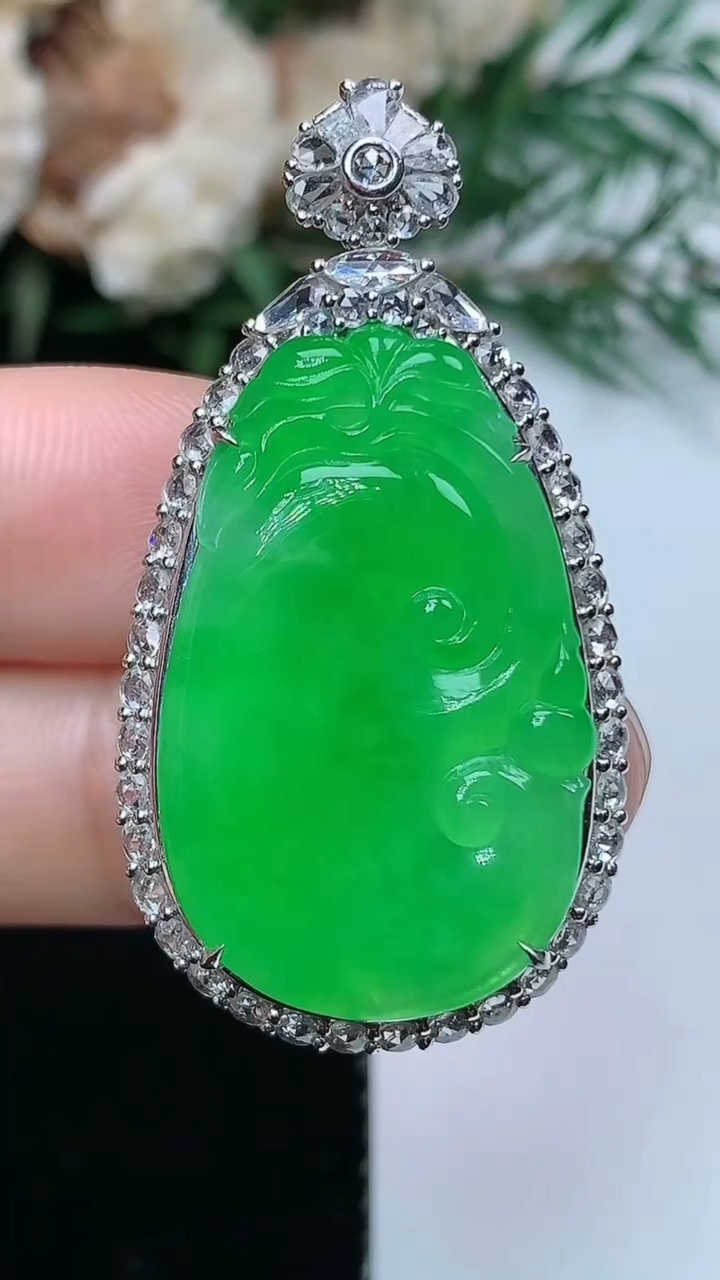 天然A货翡翠如意吊坠，尺寸40.5-21.5-9.6，裸石27.8-17.8，重量:9.46g
3月