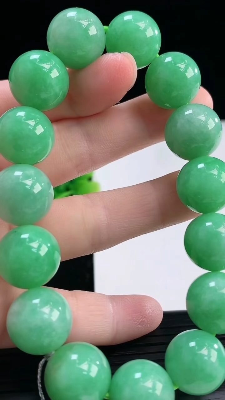 天然A货翡翠圆珠手串尺寸13.8-15颗重量:70.49g3月31日
工厂直销收藏佳品,种好水足，色泽均匀，有种有色，上手高大气！