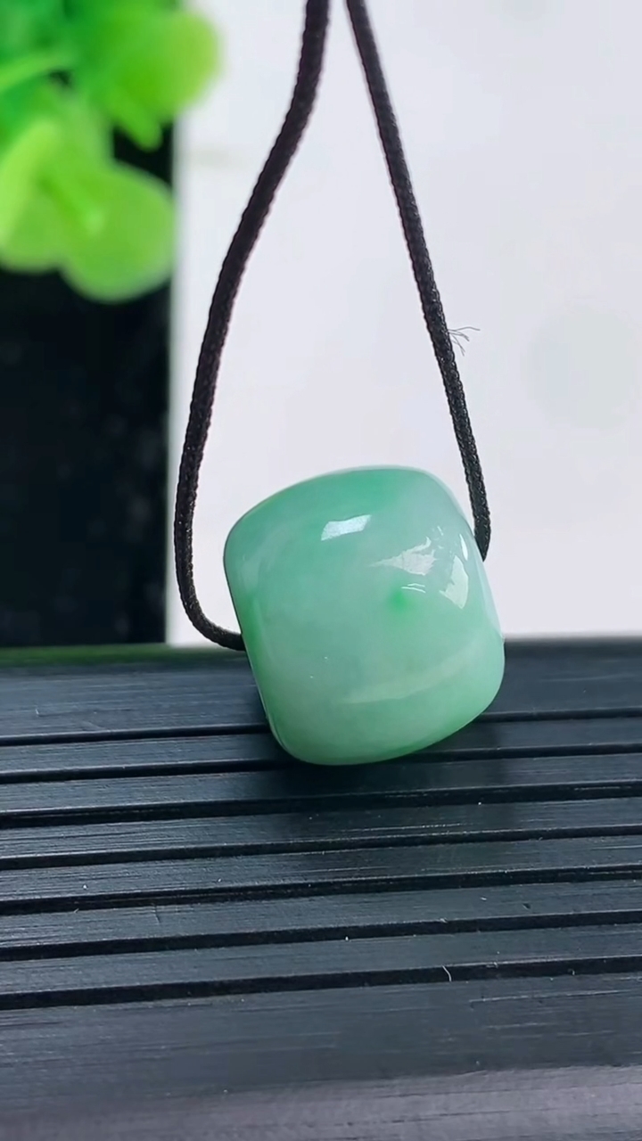 天然A货翡翠路路通吊坠尺寸14.3-11.8重量:5.34g
3月31日