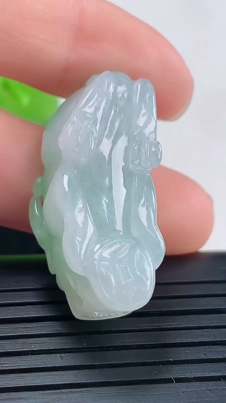 天然A货翡翠貔貅吊坠尺寸30.7-13.1-13.8重量:13.00g
3月31日