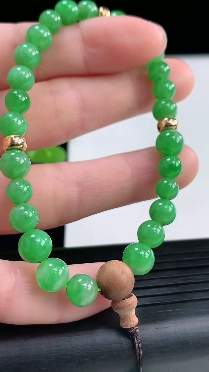 天然A货翡翠圆珠手串尺寸6.2-26颗重量:12.48g3月31日
工厂直销收藏佳品,种好水足，色泽均匀，有种有色，上手高大气！