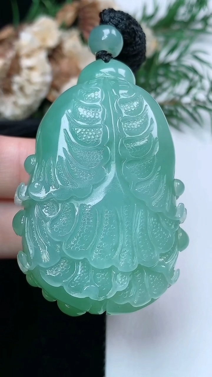 天然A货翡翠白菜吊坠，尺寸52.3-34.4-19.5，重量:57.41g
3月31日