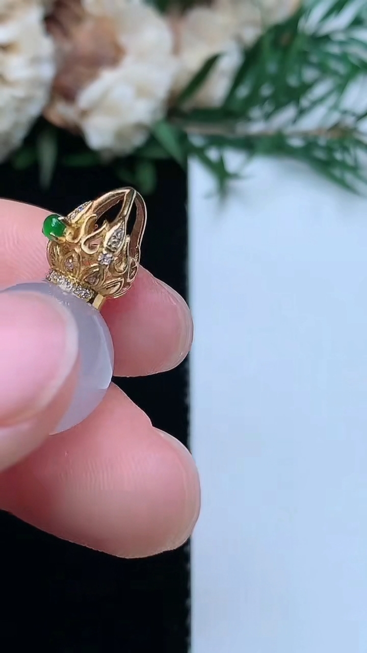 天然A货翡翠白冰圆珠吊坠，尺寸12.8，重量:4.95g
3月31日