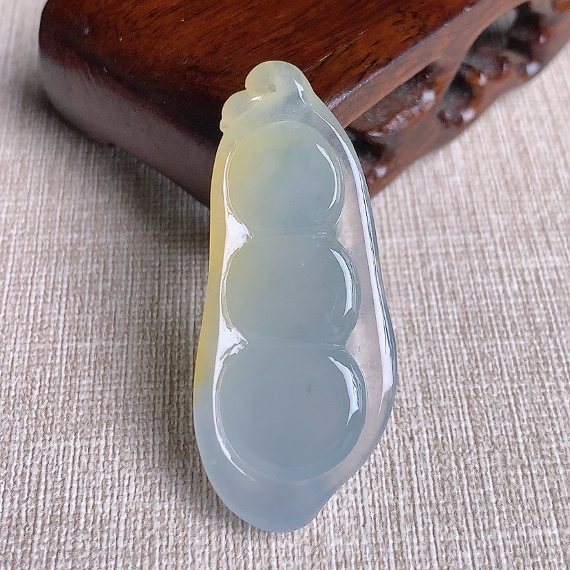 天然A货翡翠飘黄翡福豆平安豆四季豆吊坠 
尺寸47.2-20-8.3mm 重量12.06g 0329