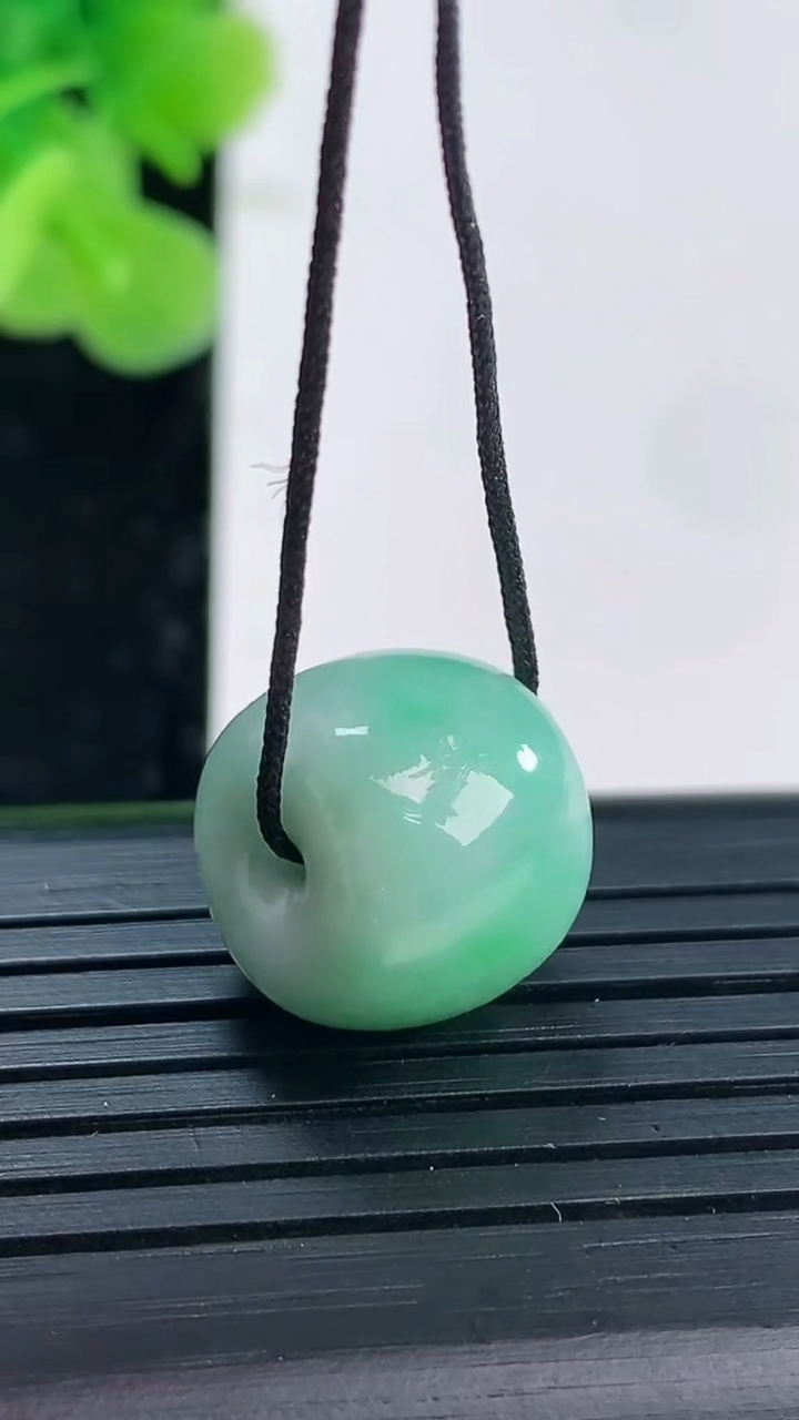 天然A货翡翠路路通吊坠尺寸14.3-11.8重量:5.34g
3月31日