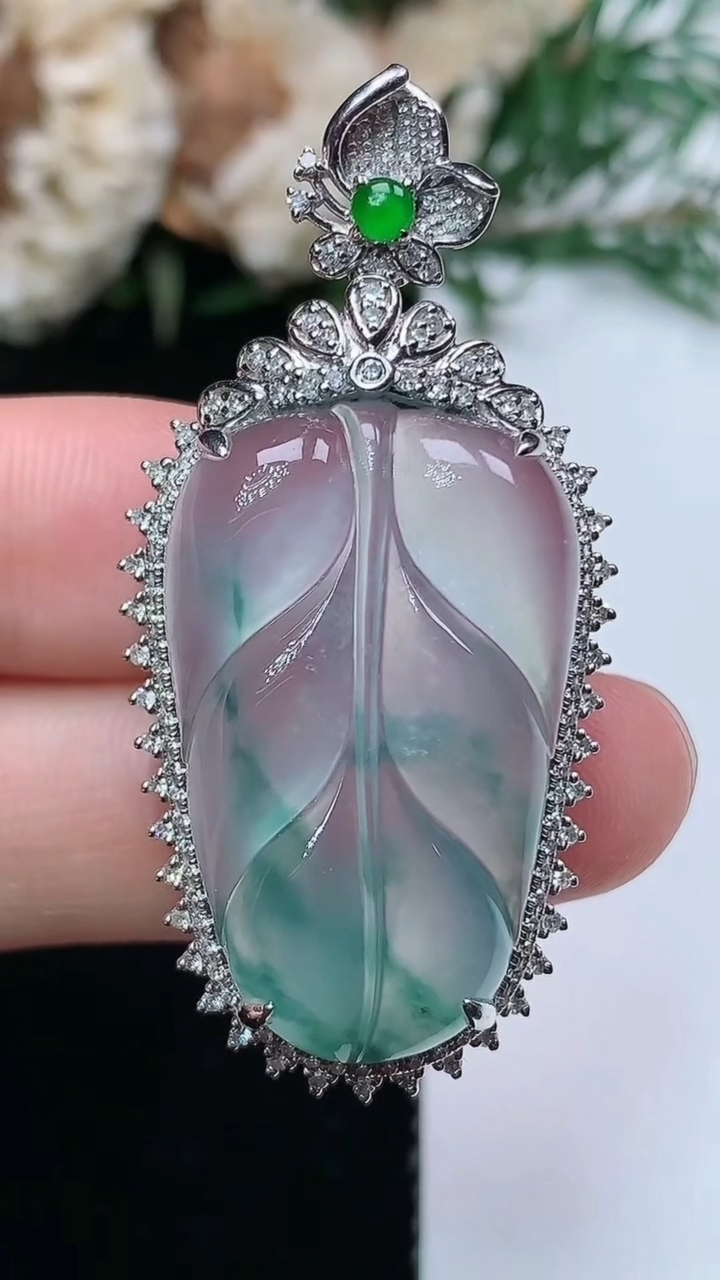 天然A货翡翠飘花金枝玉叶 叶子吊坠，尺寸45.2-22.3-9.6，裸石27.5-18，重量:8.4