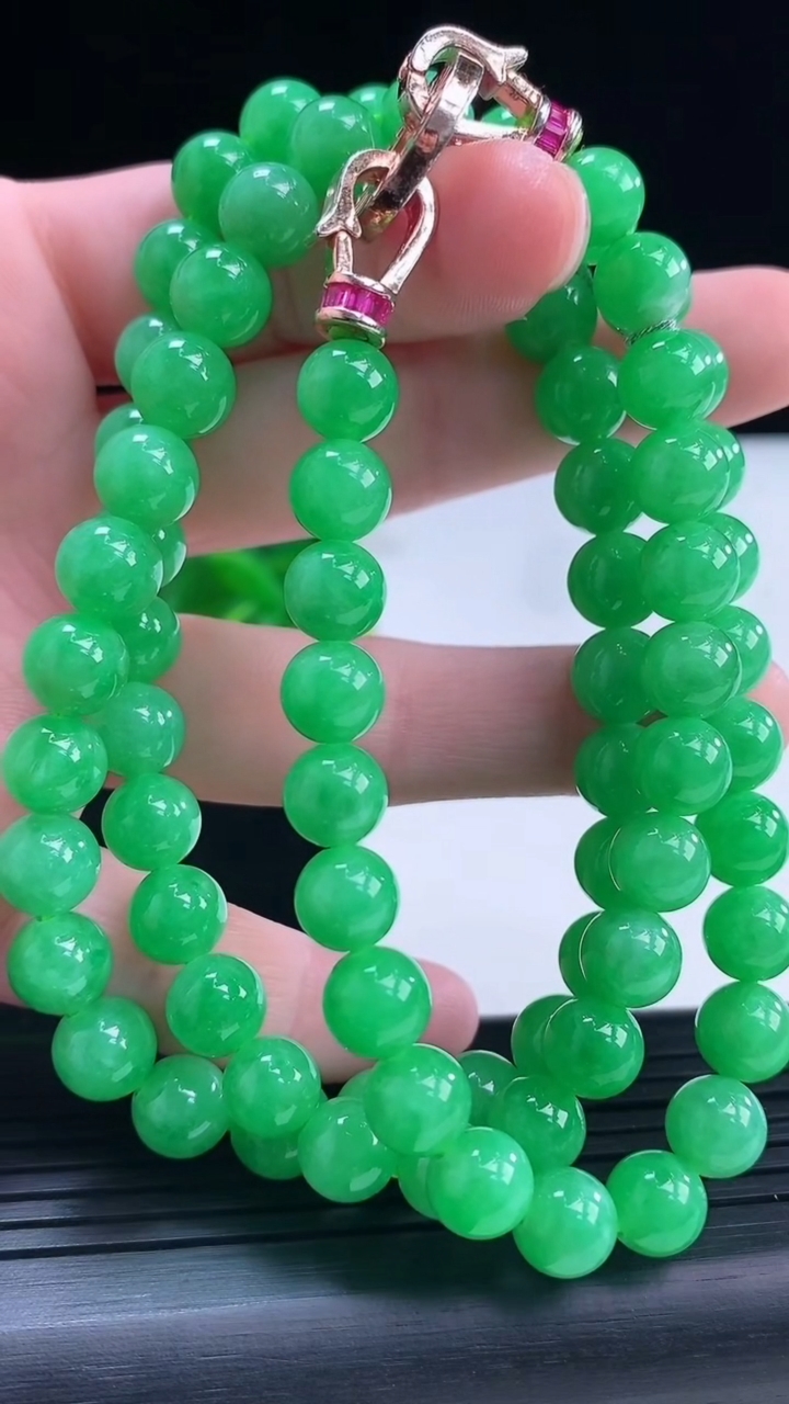 天然A货翡翠圆珠项链尺寸7.6-76颗重量:63.50g3月31日
工厂直销收藏佳品,种好水足，色泽均匀，有种有色，上手高大气！