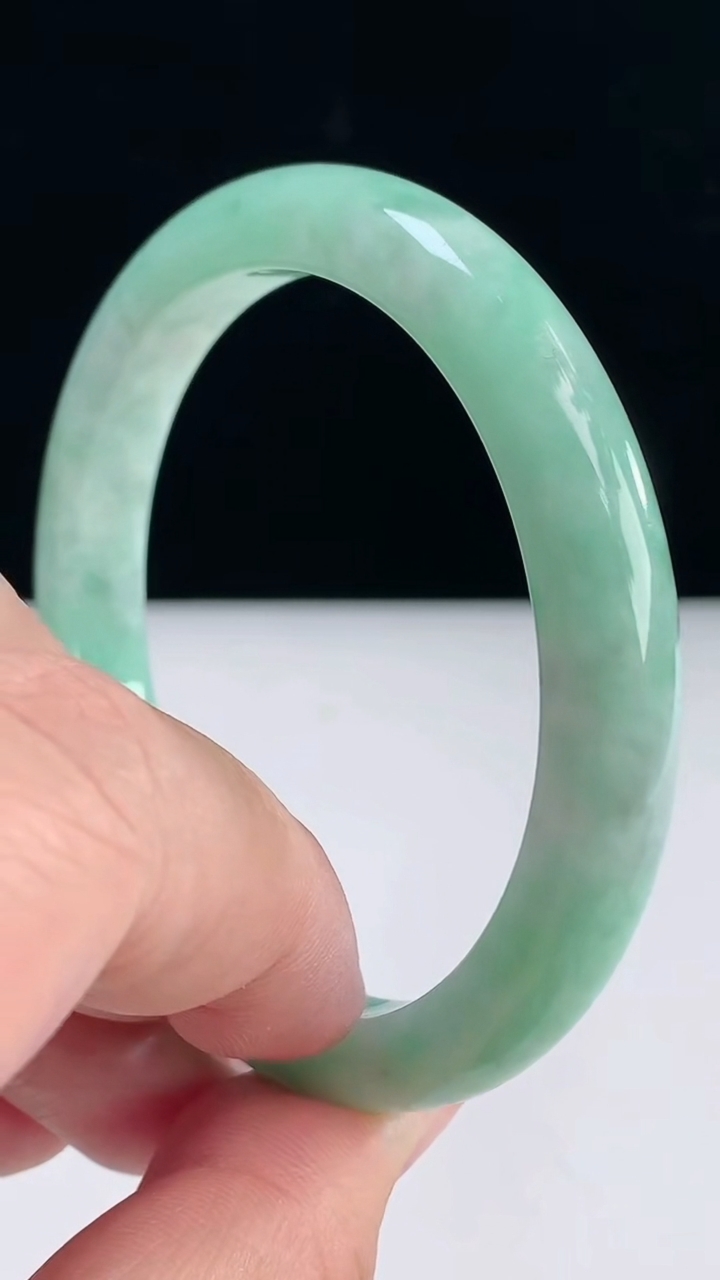 圈口55-56翡翠a货宽边手镯尺寸56-9-7.5重:60.31g 873月31日