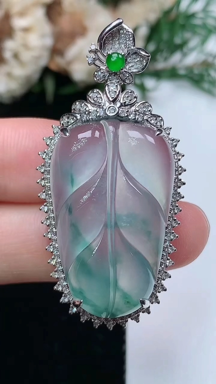 天然A货翡翠飘花金枝玉叶 叶子吊坠，尺寸45.2-22.3-9.6，裸石27.5-18，重量:8.4