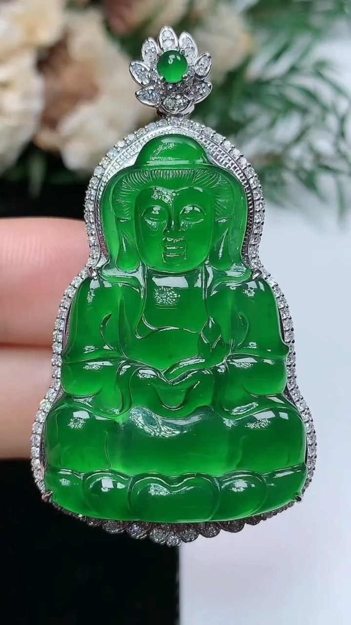 天然A货翡翠观音菩萨吊坠，尺寸49.6-27-11，裸石35.7-24，重量:11.29g
3月31