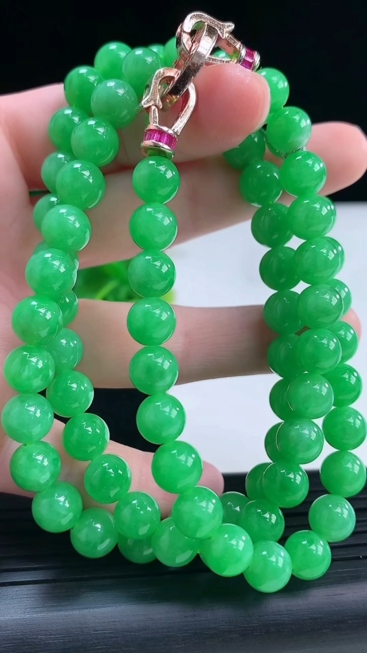 天然A货翡翠圆珠项链尺寸7.6-76颗重量:63.50g3月31日
工厂直销收藏佳品,种好水足，色泽均匀，有种有色，上手高大气！