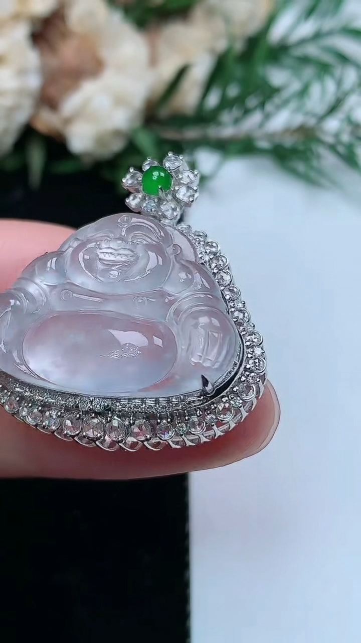 天然A货翡翠白冰佛公吊坠，尺寸31.2-27.9-12，裸石17.9-24.3，重量:6.52g
3月31日