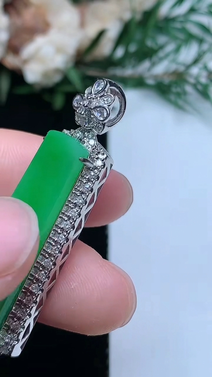 天然A货翡翠无事牌吊坠，尺寸40-12.6-6.7，裸石29.4-9，重量:5.18g
3月31日