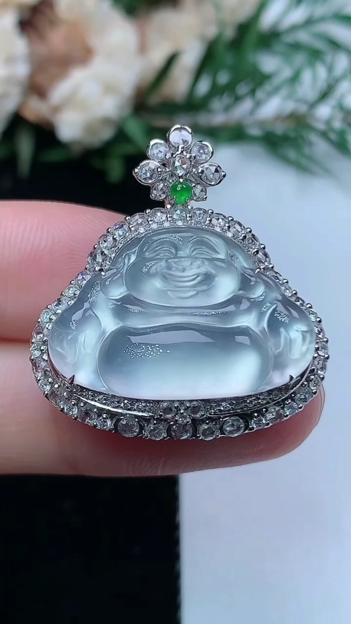 天然A货翡翠白冰佛公吊坠，尺寸28-25.8-12.3，裸石14.5-22，重量:6.88g
3月3