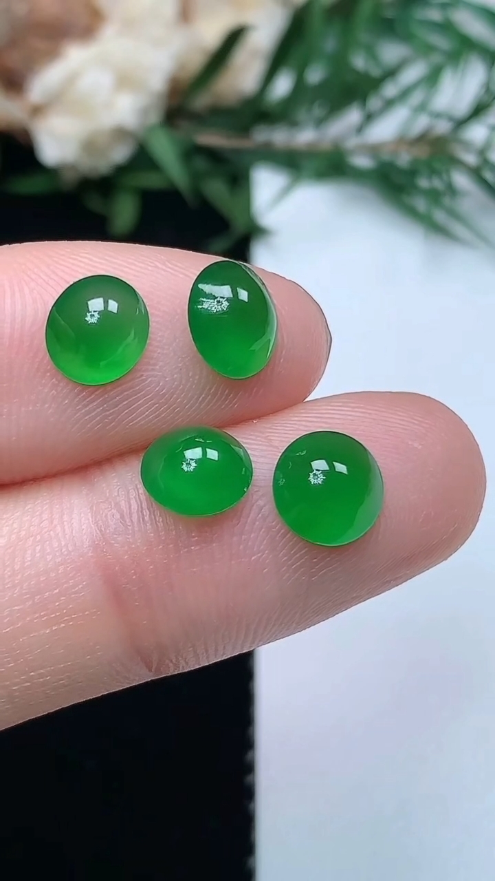 天然A货翡翠蛋面镶嵌件一手，尺寸6.4-2.7，重量:0.68g
3月31日