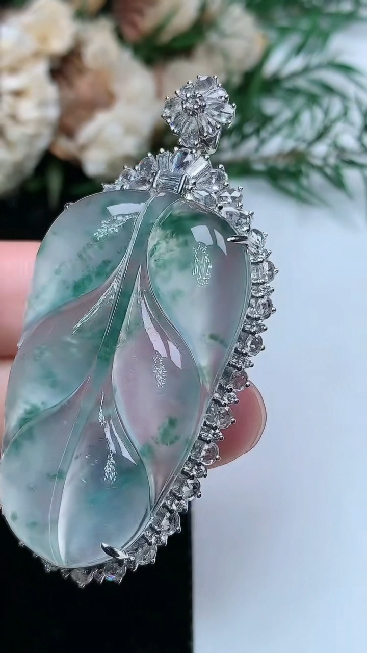 天然A货翡翠飘花金枝玉叶 叶子吊坠，尺寸54.9-28-10.8，裸石39-24.4，重量:12.69g
3月31日