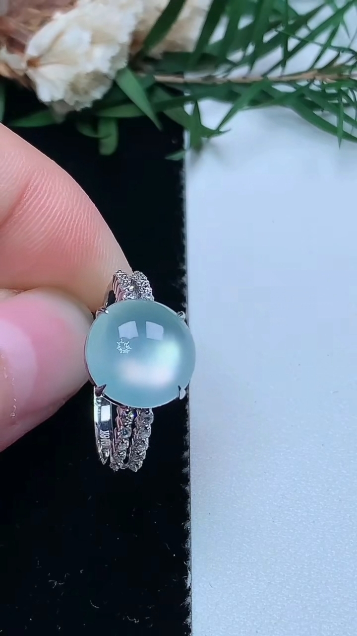 天然A货翡翠白冰蛋面戒指，尺寸17-10.3-10，重量:2.84g
3月31日