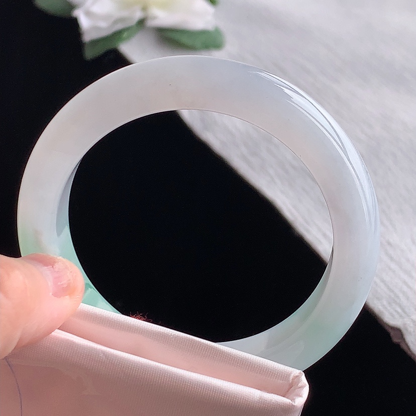 天然A货翡翠飘绿正装正圈手镯54-55圈口 
尺寸54-12.2-8.8mm 0329