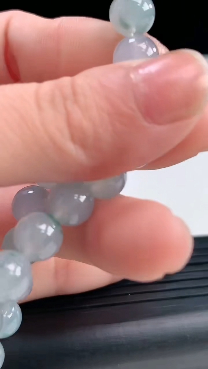 天然A货翡翠种飘花圆珠手串尺寸8-23颗重量:20.64g3月31日
工厂直销收藏佳品,种好水足，色泽均匀，有种有色，上手高大气！